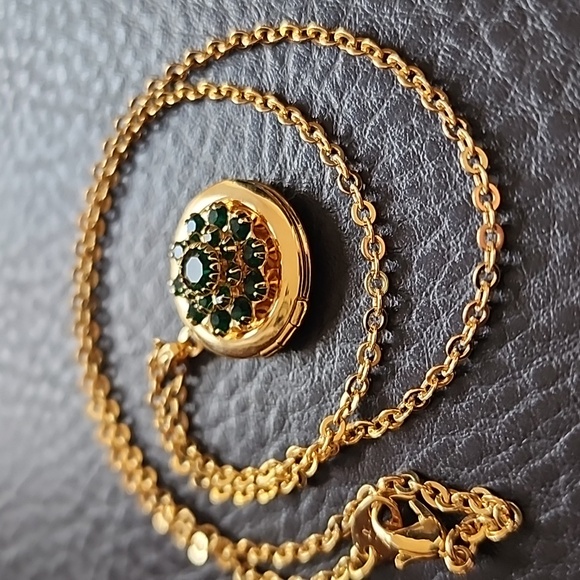 Elegant Avon Gold and Green Pendant Necklace - Picture 3 of 12